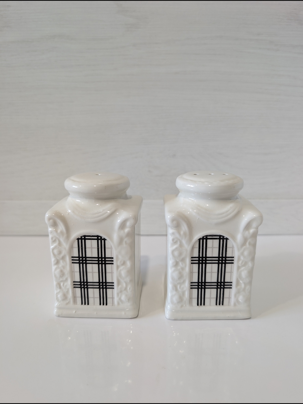 NIVISI Classic Elegance Ceramic Salt and Pepper Shakers Set Crystal Medallion - Picture 4 of 12
